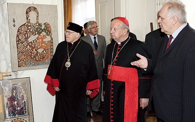  Prof. Włodzimierz Mokry (po prawej) pokazuje kard. Stanisławowi Dziwiszowi i abp. Janowi Martyniakowi zabytkowe ikony, odnowione w pracowni konserwatorskiej fundacji