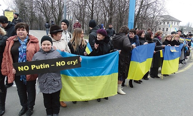 „Nie ma Putina – nie ma płaczu” głosi napis na transparencie podczas antywojennej demonstracji, zorganizowanej w centrum Mariupola w ubiegłym tygodniu