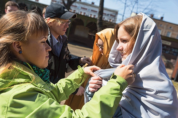 Reżyserzy dopasowują stroje aktorom