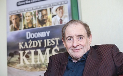 Peter Mackenzie, reżyser, scenarzysta, autor i producent filmów reklamowych, realizowanych na całym świecie. Nakręcił do tej pory dwa filmy pełnometrażowe „Handlarze wojny” (1989) „Misja Manila” (1990) 