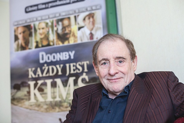 Peter Mackenzie, reżyser, scenarzysta, autor i producent filmów reklamowych, realizowanych na całym świecie. Nakręcił do tej pory dwa filmy pełnometrażowe „Handlarze wojny” (1989) „Misja Manila” (1990) 