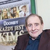 Peter Mackenzie, reżyser, scenarzysta, autor i producent filmów reklamowych, realizowanych na całym świecie. Nakręcił do tej pory dwa filmy pełnometrażowe „Handlarze wojny” (1989) „Misja Manila” (1990) 