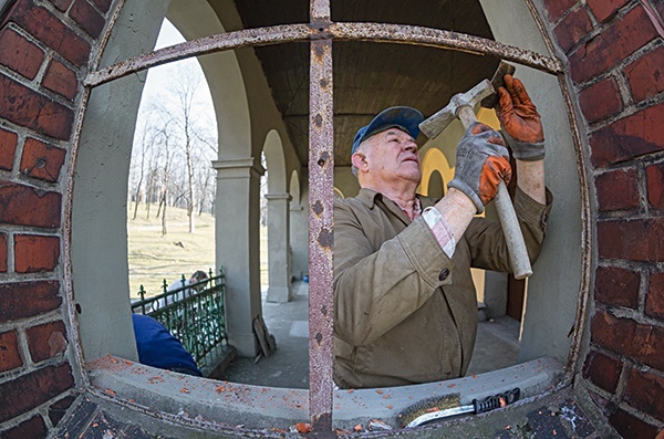 Mężczyźni św. Józefa odnawiają Pałac Kajfasza