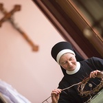 Siostra Goretti, boromeuszka, zaplata cierniową koronę, którą będzie nosił odtwórca roli Jezusa 