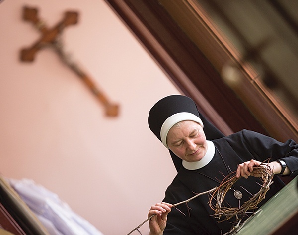 Siostra Goretti, boromeuszka, zaplata cierniową koronę, którą będzie nosił odtwórca roli Jezusa 