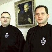  O. Jacek Wróblewski CP (po lewej), proboszcz parafii pw. św. Pawła  od Krzyża w Rawie Mazowieckiej, i o. Łukasz Nawotczyński CP,  przeor rawskiego klasztoru