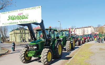  Kolumna ciągników rolniczych przejechała przez Tarnów, startując z dawnej „kapłanówki”