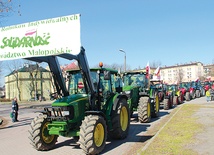  Kolumna ciągników rolniczych przejechała przez Tarnów, startując z dawnej „kapłanówki”