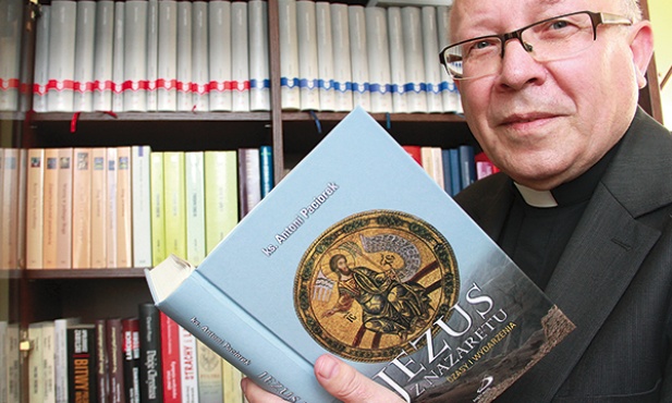  Ksiądz prof. Antoni Paciorek ze swoją nową książką