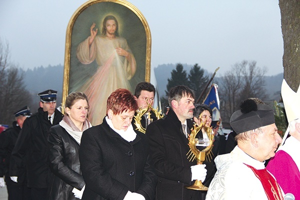   Procesja do kościoła w Zwierniku