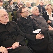  Ks. prof. Andrzej Szostek (z lewej) i ks. Wojciech Wojtyła oraz uczestnicy dnia skupienia oglądają spektakl przygotowany przez dzieci i młodzież z Klwowa