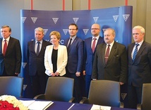  Sygnatariusze porozumienia (od lewej): Dariusz Antosik, Edward Mirosz, Irena Rdzanek, Tomasz Nita, Marcin Zieliński, Edward Migal i Andrzej Arczewski