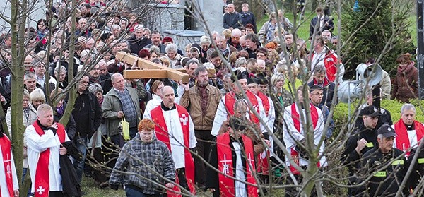 2500 osób uczestniczyło w nabożeństwie pasyjnym w Rokitnie w 2014 r.