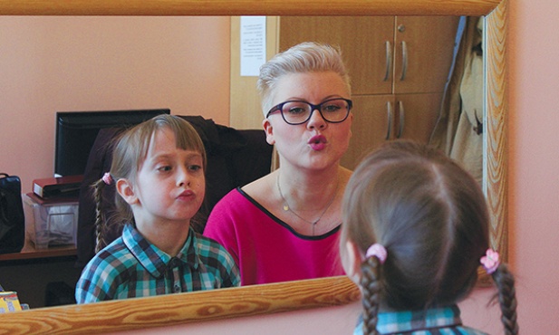 Siedmioletnia Madzia Rajska podczas zajęć  z Katarzyną Kaziród-Wójcik w ZSS nr 41 w Zabrzu 