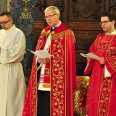 Bp Piotr Libera przewodniczy Gorzkim Żalom w płockiej katedrze 