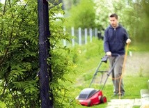 Wiosną bardzo często wybieraną wśród bankowiczów usługą jest pomoc w pracach porządkowych na działce i pielęgnacja ogrodu