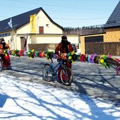 Gigantyczne palmy jadą  do kościoła. I tak od piętnastu lat