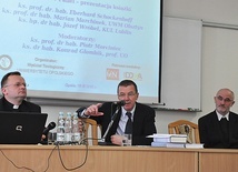 Prof. Eberhard Schockenhoff podczas spotkania tłumaczył zawiłe kwestie, zaś po nim podpisywał książki