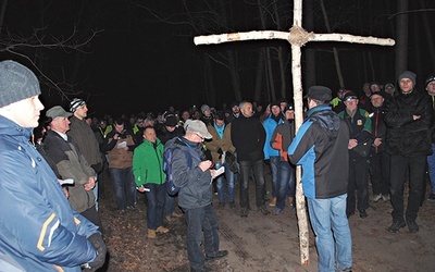 Podczas kolejnych stacji  ks. Mariusz czytał rozważania  ks. Jacka Stryczka