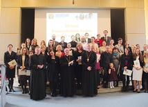 Uczestnicy obchodów razem z abp. Sławojem Leszkiem Głódziem, bp. Wiesławem Szlachetką oraz ks. Krzysztofem Homoncikiem, duszpasterzem rodzin