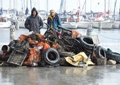  Co roku nurkowie wydobywają stertę śmieci z dna mariny w Gdyni