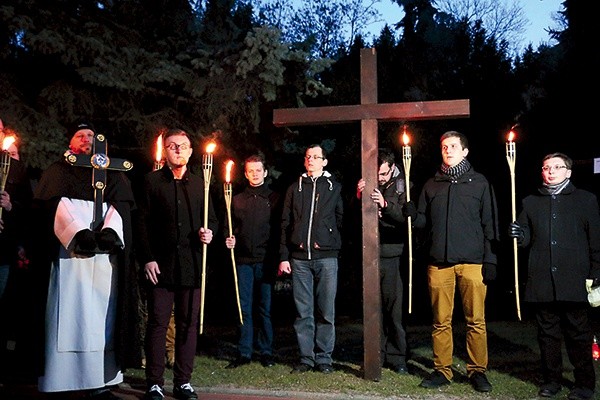 Powyżej: Wielkopostne nabożeństwo odbyło się na ulicach miasta