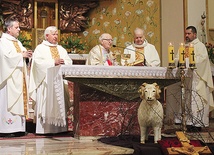  100-letni ks. Józef Strączek (trzeci z lewej) przewodniczył odpustowej Mszy św. na Złotych Łanach