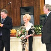  Anna Fabia i Roman Konicki z „Ady” (z prawej) odbierają statuetkę Oskara z rąk Kazimierza Bienieckiego z fundacji „Dziecięce Marzenia”