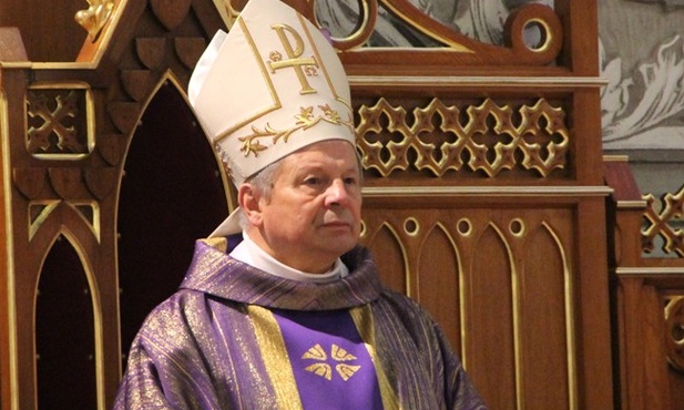 - Rodzina, macierzyństwo i rodzicielstwo znajdują się pod ochroną i opieką Rzeczypospolitej Polskiej - mówił bp Henryk Tomasik