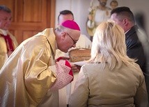 Parafianie powitali arcybiskupa po staropolsku – chlebem