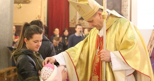 Modlitwę w święto Zwiastowania Pańskiego zakończyło błogosławieństwo, którego bp Roman Pindel udzielił małym dzieciom i matkom oczekującym potomstwa