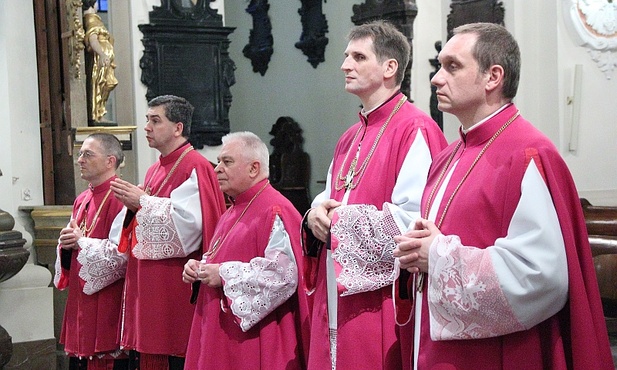 Od lewej: ks. Robert Bernagiewicz, ks. Wojciech Osial, ks. Wiesław Wasiński, ks. Tomasz Jackowski i ks. Adam Matysiak