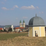 Panorama ze stacjami Kalwarii na bazylikę mniejszą