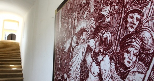 Schody w domu Piłata. Stacja XII- Jezus prowadzony po schodach do Piłata