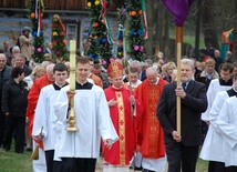 Po zakończonej Eucharystii w stronę pól rusza procesja z palmami