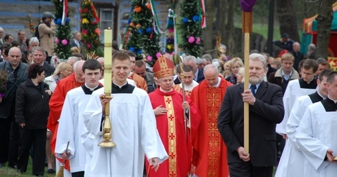 Po zakończonej Eucharystii w stronę pól rusza procesja z palmami