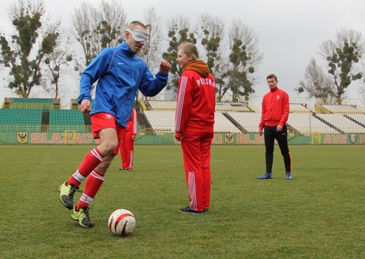 Trening piłkarzy Śląska Wrocław z niewidomą kadrą Polski