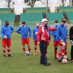 Trening piłkarzy Śląska Wrocław z niewidomą kadrą Polski