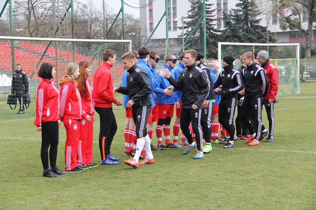 Trening piłkarzy Śląska Wrocław z niewidomą kadrą Polski