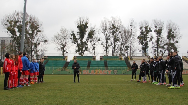 Trening piłkarzy Śląska Wrocław z niewidomą kadrą Polski