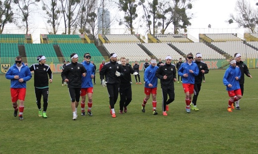 Trening piłkarzy Śląska Wrocław z niewidomą kadrą Polski