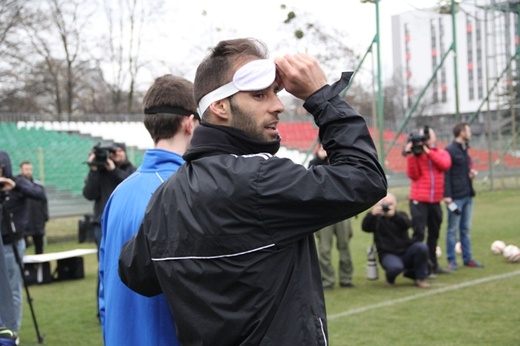 Trening piłkarzy Śląska Wrocław z niewidomą kadrą Polski