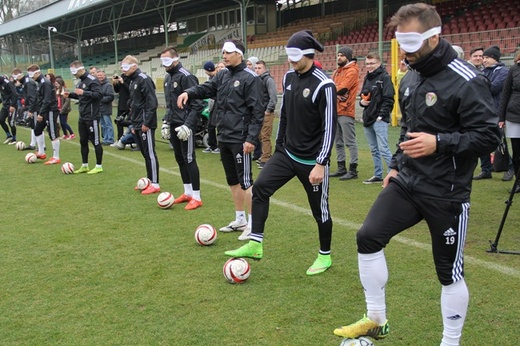 Trening piłkarzy Śląska Wrocław z niewidomą kadrą Polski