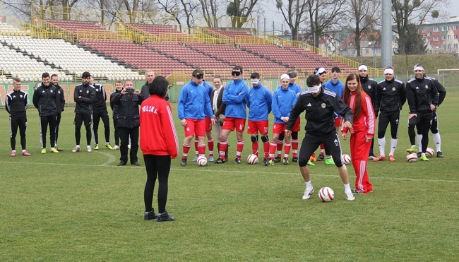 Trening piłkarzy Śląska Wrocław z niewidomą kadrą Polski