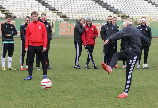 Trening piłkarzy Śląska Wrocław z niewidomą kadrą Polski