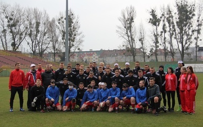 Trening piłkarzy Śląska Wrocław z niewidomą kadrą Polski