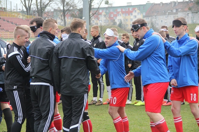 Trening piłkarzy Śląska Wrocław z niewidomą kadrą Polski