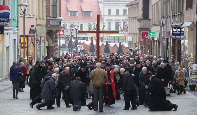 Z krzyżem po ulicach