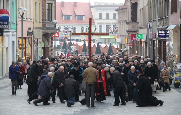 Z krzyżem po ulicach