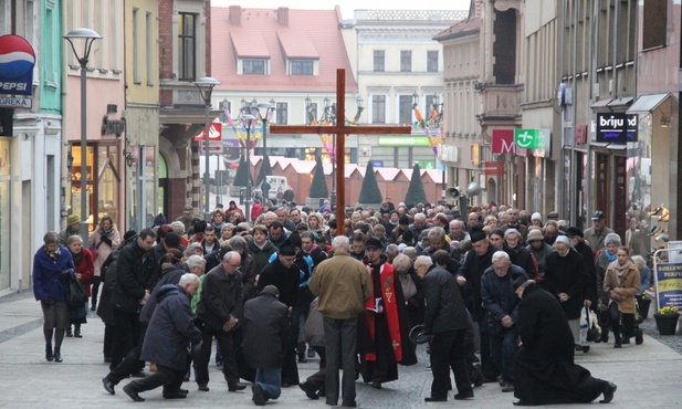Z krzyżem po ulicach